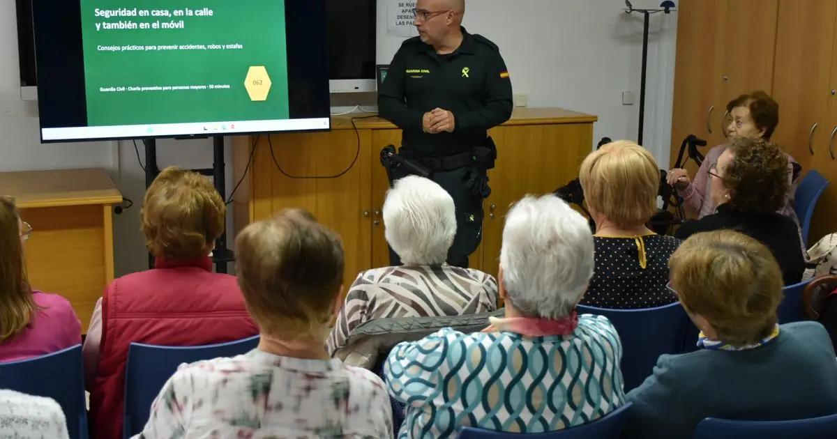 Daimiel recibe consejos de la Guardia Civil para detectar posibles estafas