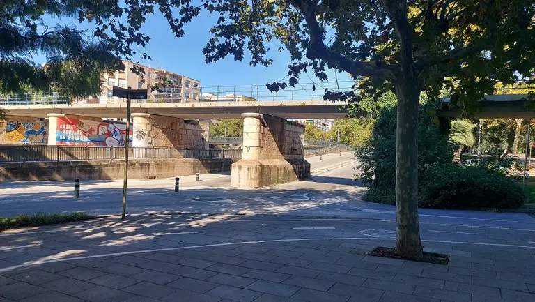 Comienza en Cambrils el desmontaje del puente ferroviario de la riera d’Alforja