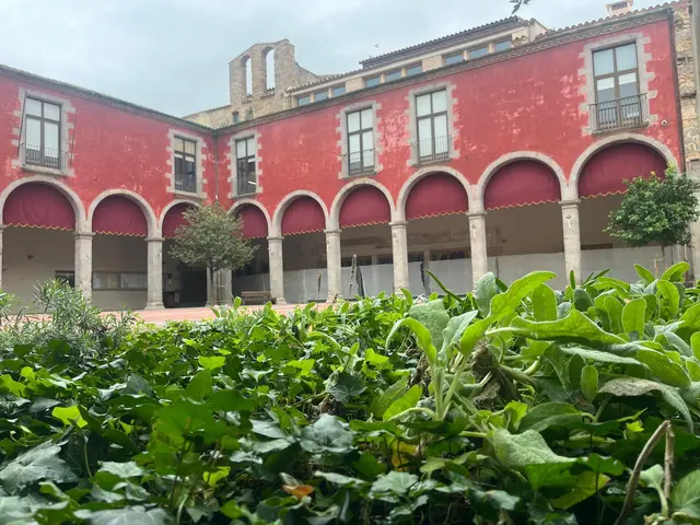 Castelló 2000 renueva cuatro parterres y dos zonas verdes del municipio