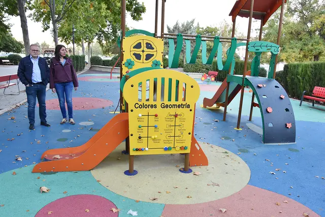 Baza mantiene en marcha su plan para mejorar los parques infantiles