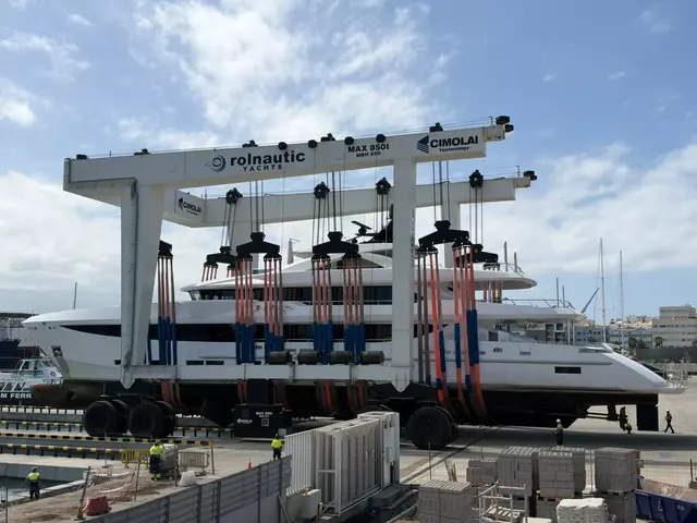 El mantenimiento del M/Y Babas refuerza la apuesta por los superyates en Las Palmas
