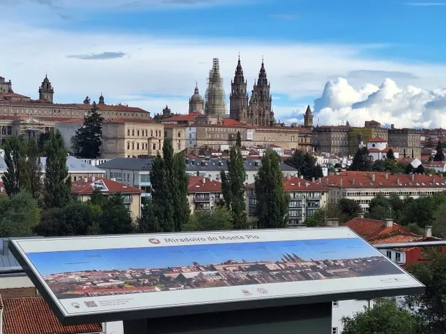 Una galería aborda la vista de Compostela desde Monte Pío