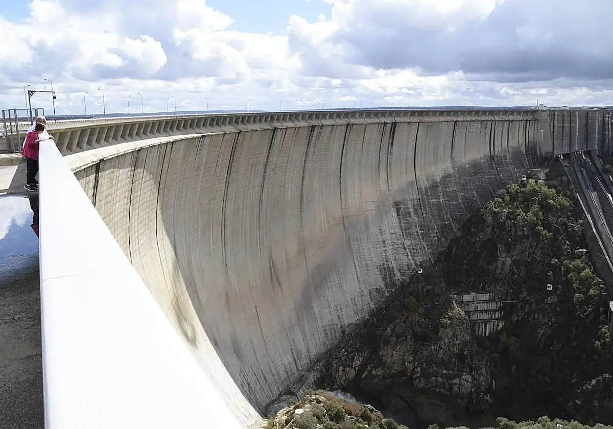 La presa de Almendra une ingeniería y paisaje en las Arribes