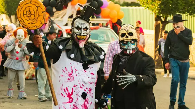 Brujas, zombis y guerreras K-pop marcan la previa de Halloween 2026