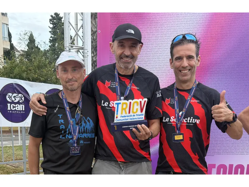 El Triatló Alzira se impone por equipos en la prueba de aquabike de Gandia