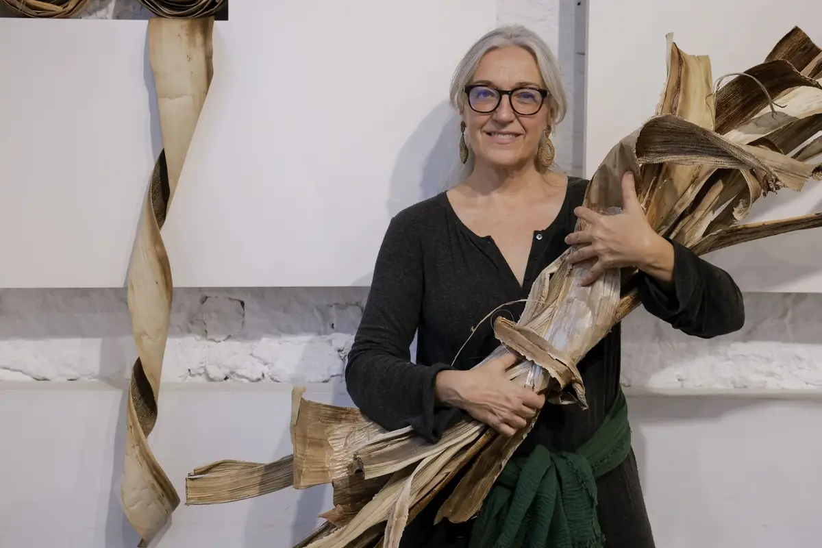 La obra de Pilar Ureña con fibra de platanera aspira a un premio estatal