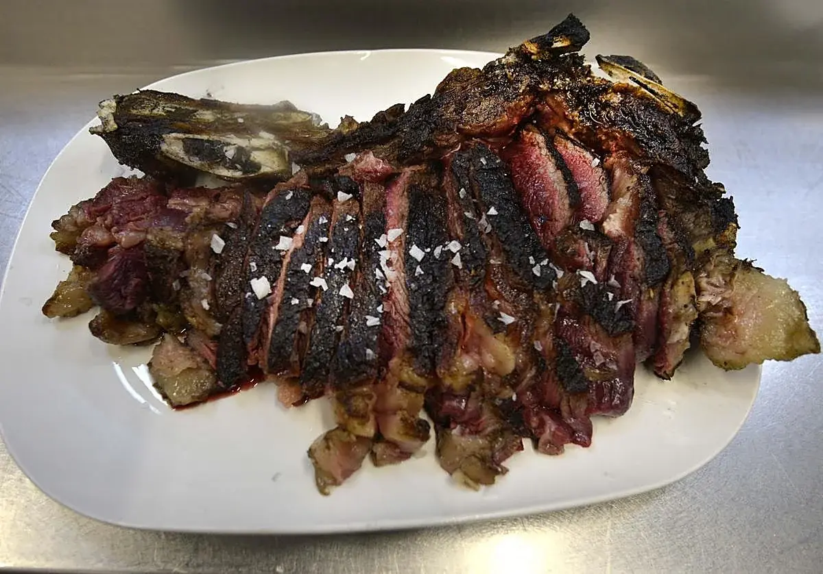 Un asador de la calle Diputación vuelve a situar su chuleta entre las mejores