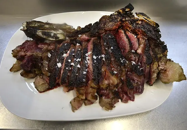 Un asador de la calle Diputación vuelve a situar su chuleta entre las mejores