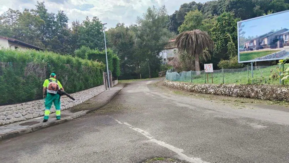 Los planes de desbroce y limpieza llegan a 25 pueblos de Llanes