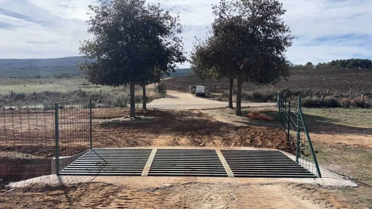 Navasfrías actúa sobre pistas forestales, cerramientos y corrales