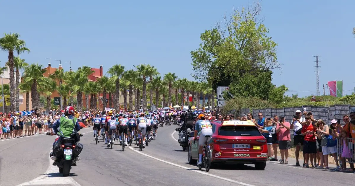 Torredembarra permitirá retirar gratis 60 banderolas conmemorativas del Tour 2026