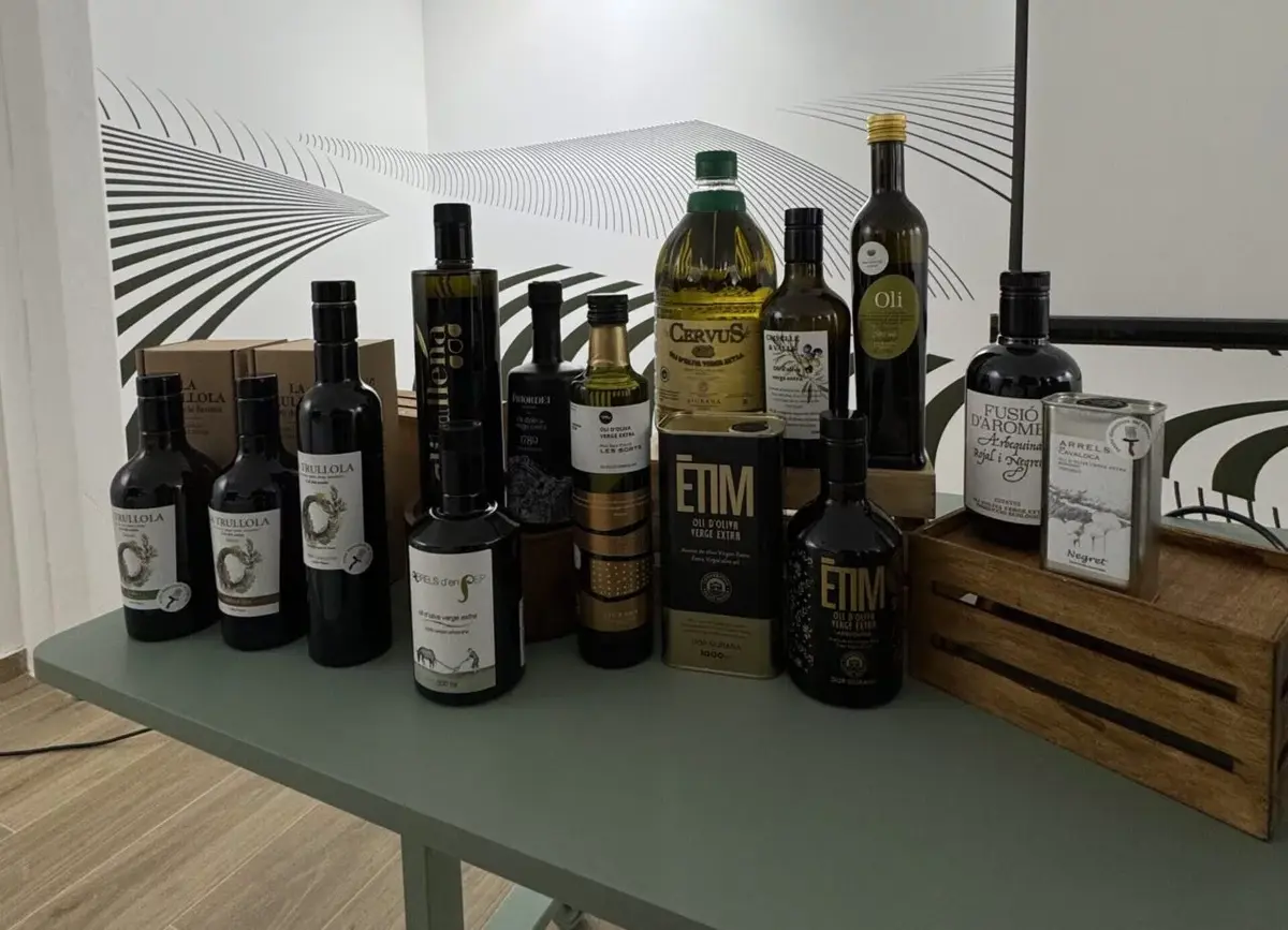 Falset reúne a una veintena de personas en torno al aceite del Priorat