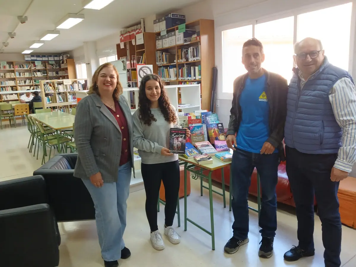 Un lote de libros para la biblioteca del IES Concejo de Tineo tras un certamen de relatos
