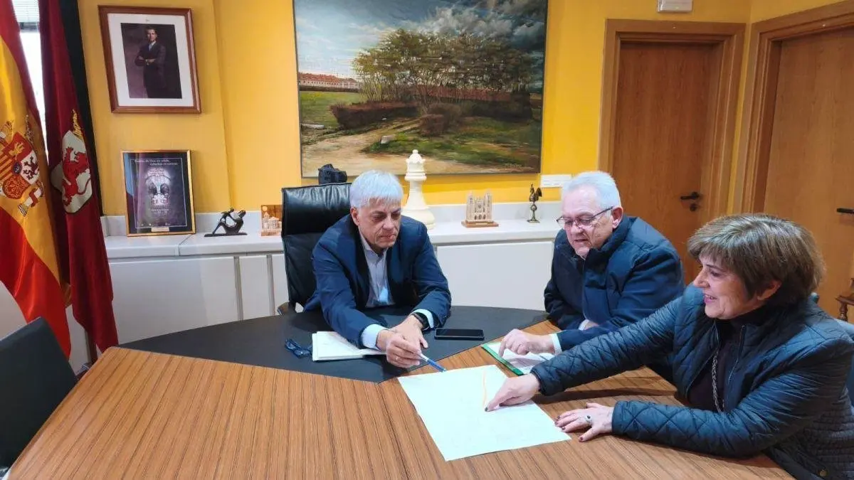 Santa Colomba plantea a la Junta actuaciones en vías y medio ambiente