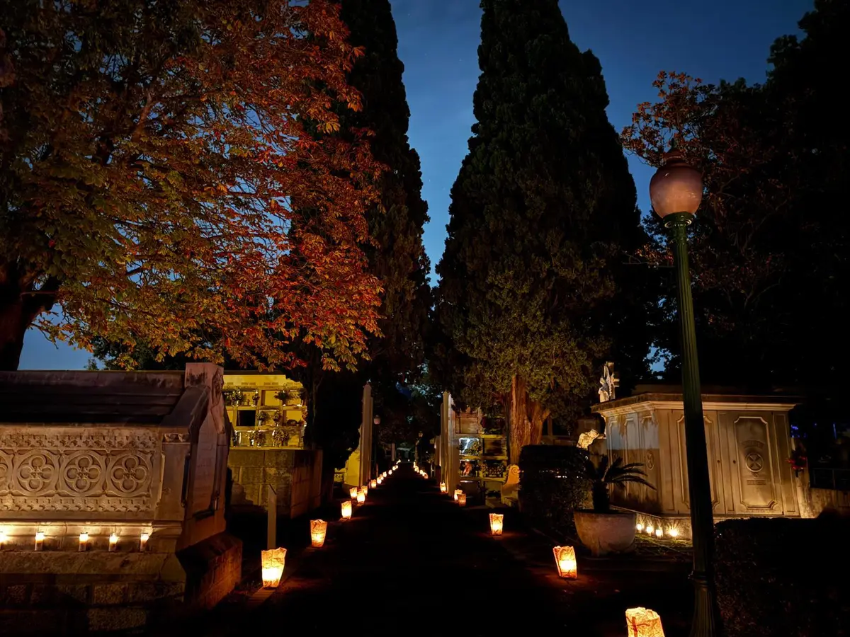 El cementerio de Figueres abrirá de noche con rutas por Todos los Santos