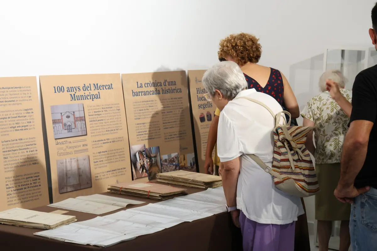 Catarroja muestra un manuscrito del siglo XVII de su Archivo Municipal