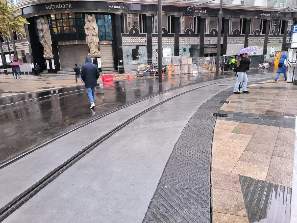 El tratamiento del pavimento deja manchas temporales en dos calles del centro de Vitoria