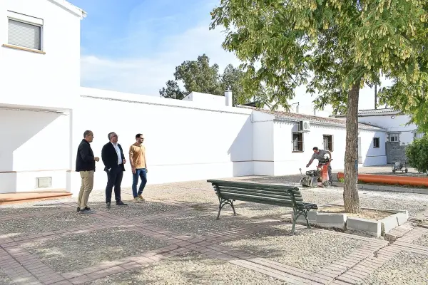 El alcalde visita la actuación urbana de la calle Trueno, en El Trobal