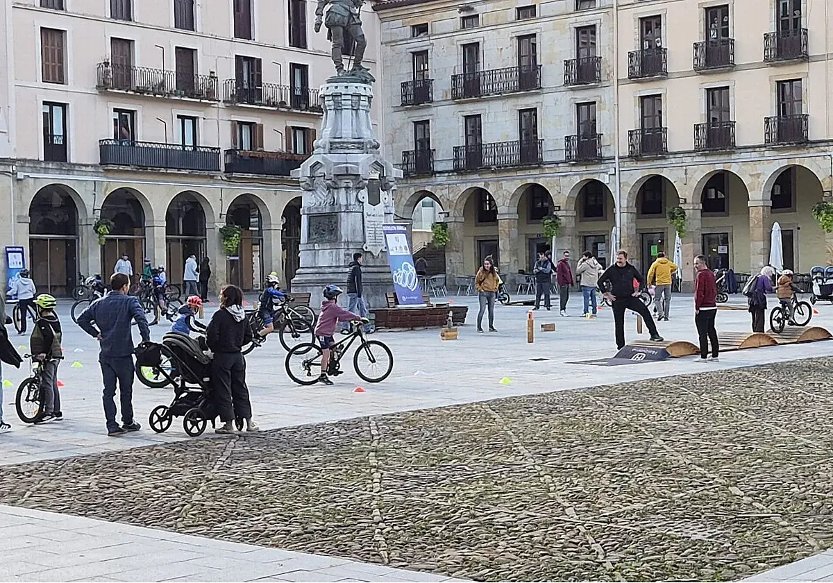 La fiesta ciclista del Goierri reúne apoyos en la plaza de Zumarraga