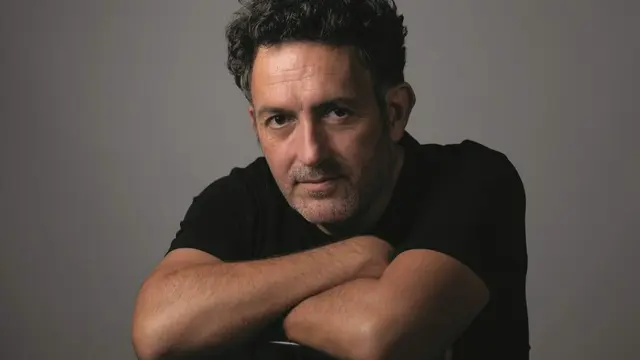 Mikel Santiago presenta en Bueu su última novela en un encuentro musicado