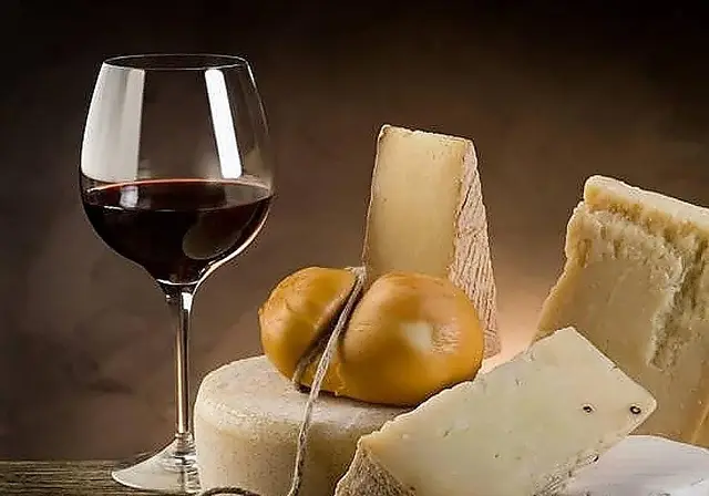 Veinte establecimientos se suman a la cita del queso y el vino de Mijas