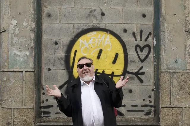 La cámara que acompaña a Miguel Rodríguez Paz entre obras y rostros