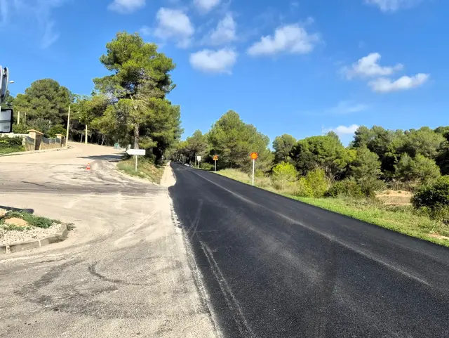 La carretera de acceso a Can Trabal avanza con una nueva pavimentación