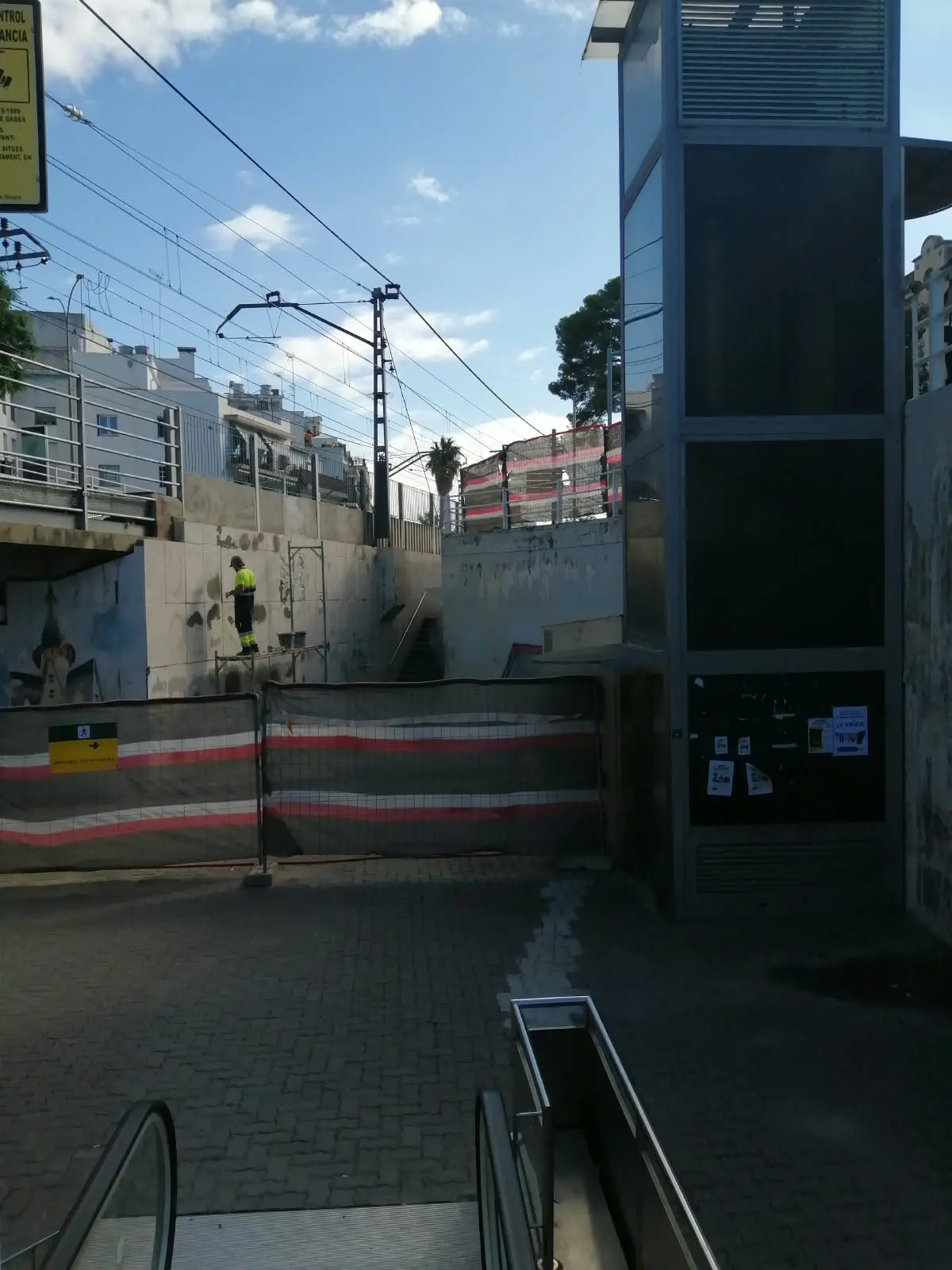 Sitges renueva las escaleras mecánicas del paso bajo la vía hacia el Poble Sec
