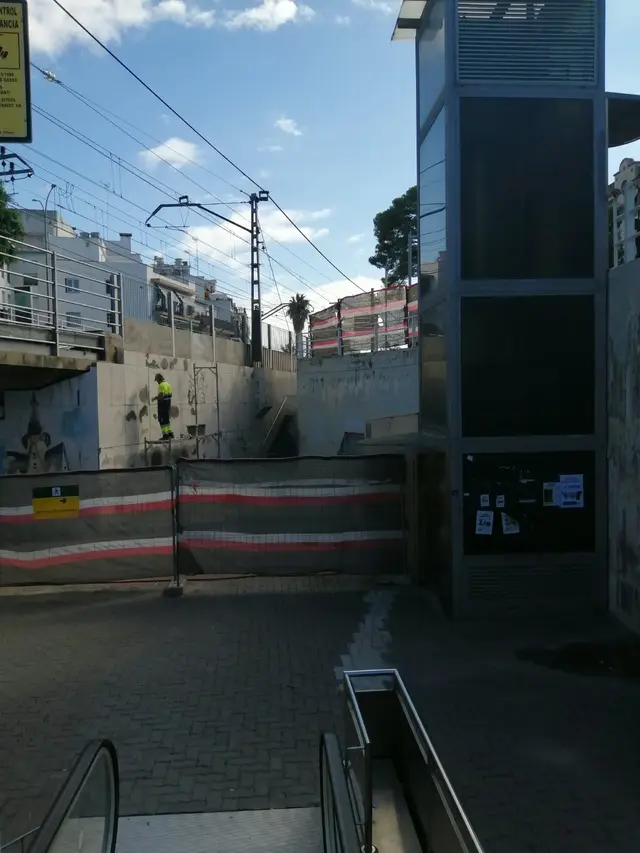Sitges renueva las escaleras mecánicas del paso bajo la vía hacia el Poble Sec