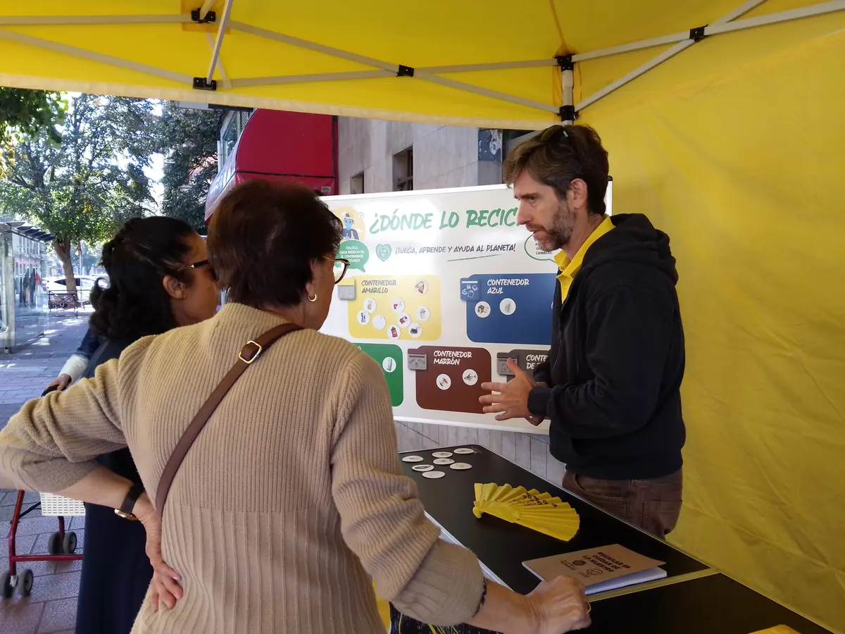 Puntos informativos y juegos acercan el reciclaje de envases a Valladolid