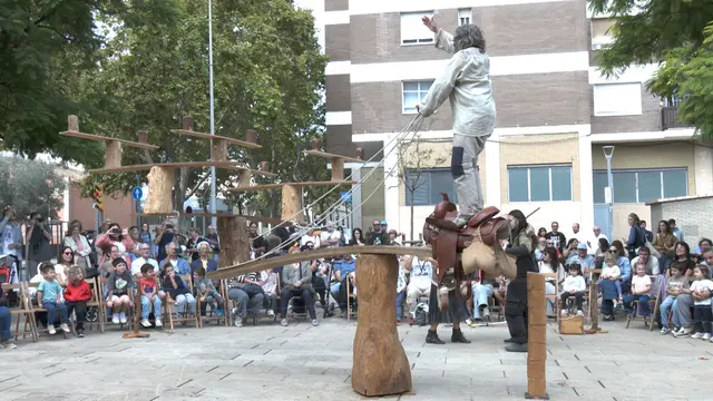 Un minotauro de madera puso el broche al festival Ciència a Escena