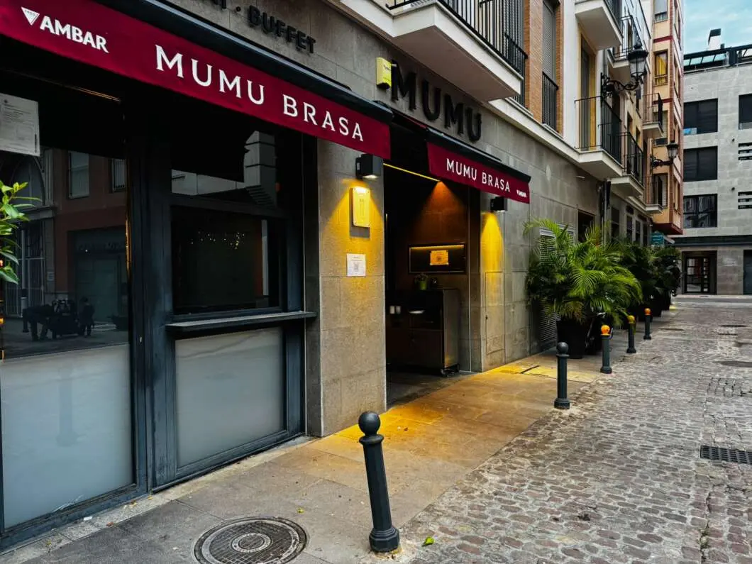 Mumubrasa abre en la plaza Tetuán con sushi y carnes a la brasa