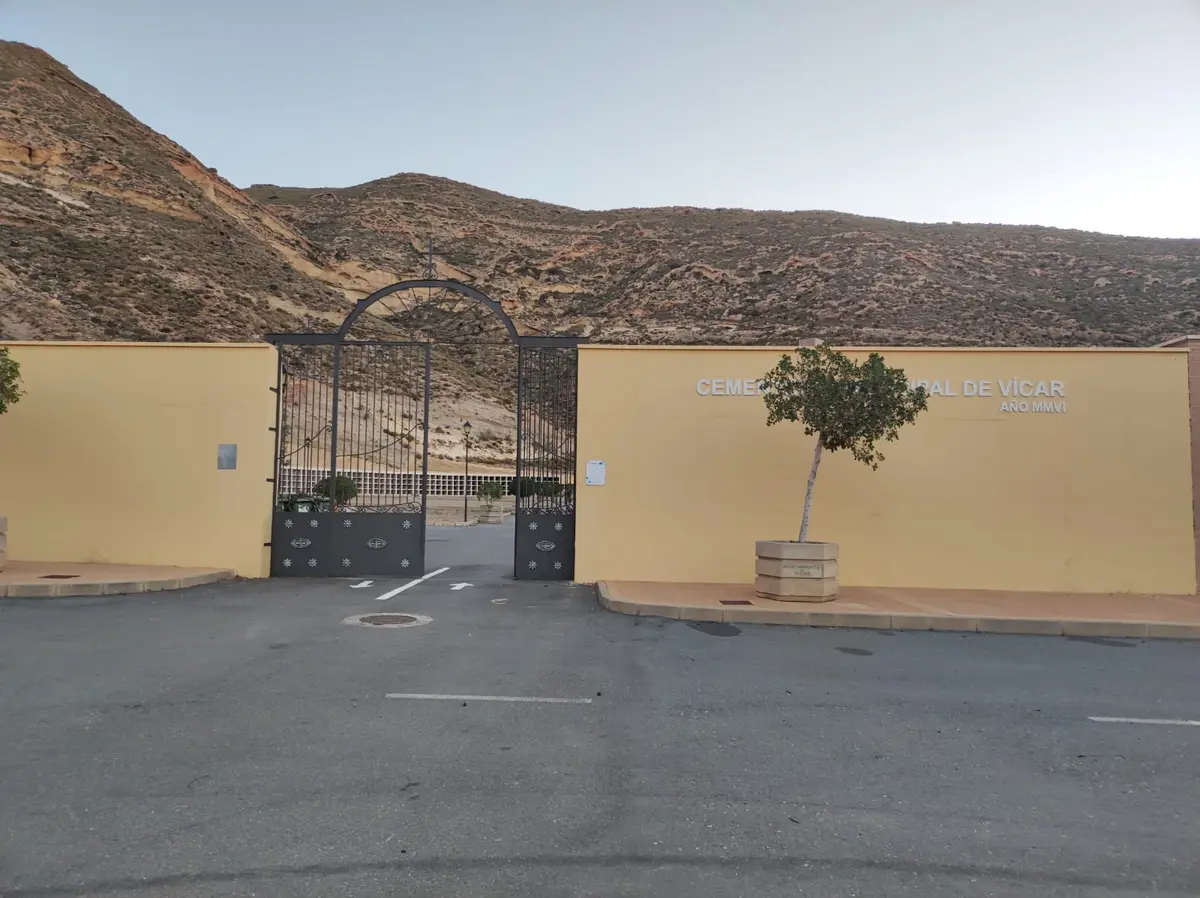 Vícar ultima las mejoras en sus cementerios antes de Todos los Santos