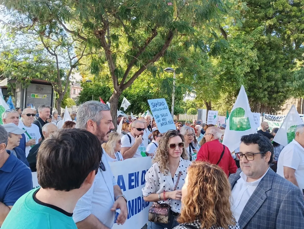 Representantes de Fuentes de Andalucía acuden a una protesta por la sanidad pública