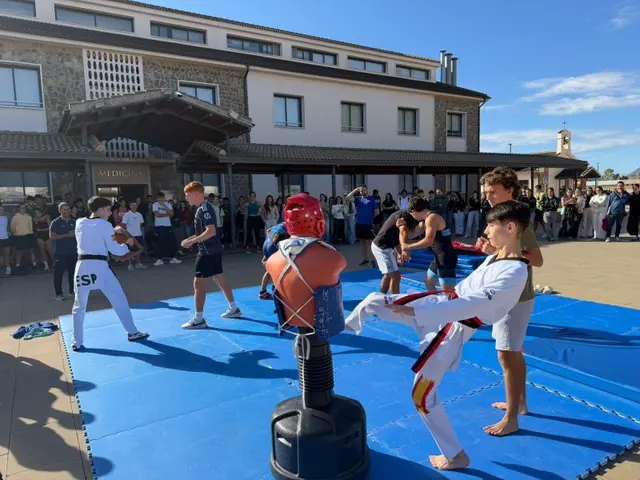Una exhibición acerca la lucha y el taekwondo a los alumnos de la UCAM
