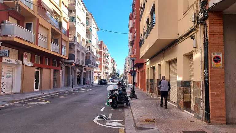 Cambrils prevé despejar las aceras de Colom y València con la retirada de árboles