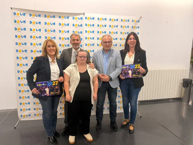 Representantes municipales de Baza asisten a la presentación del calendario 2027 de Granadown