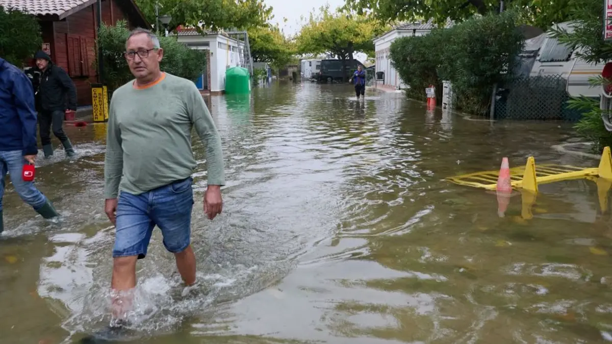 Miramar pasa de contener el agua a retirar enseres y limpiar las calles