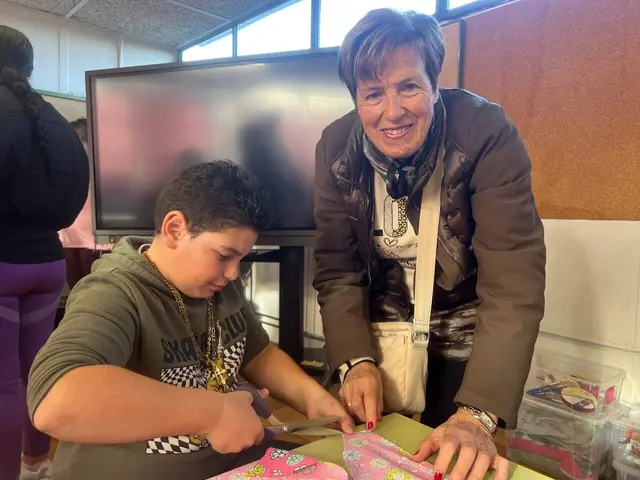 Escolares y mayores de Lugones comparten una jornada en el CRA de Viella