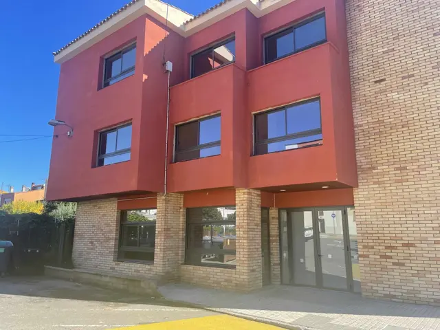 Termina la renovación de ventanas y puertas en la antigua sede de CCOO de Banyoles