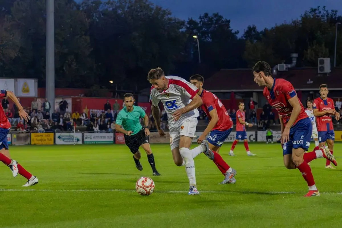 El Terrassa FC se queda con un punto tras adelantarse en Olot