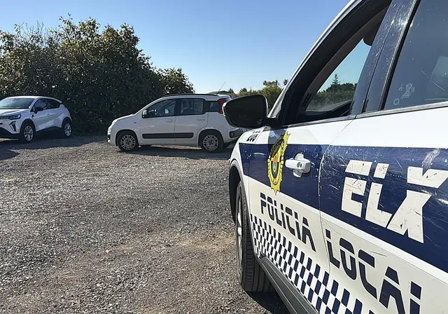 Elche interviene en dos campas próximas al aeropuerto con unos 500 coches