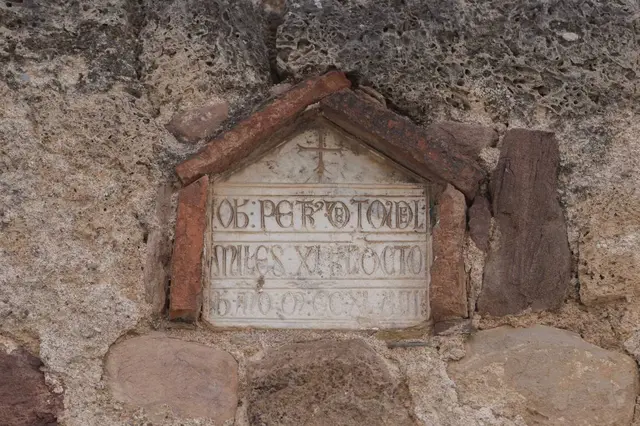 Una lápida sobre la entrada de un templo despierta una pregunta en Terrassa