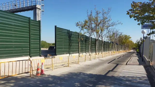 Señalan el deterioro de las barreras acústicas de la A-5 en Alcorcón