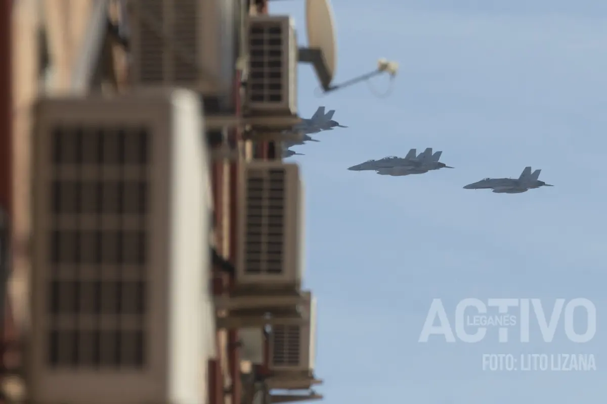 F-18, Eurofighter y Harrier sobrevuelan Leganés durante el desfile del 12 de octubre
