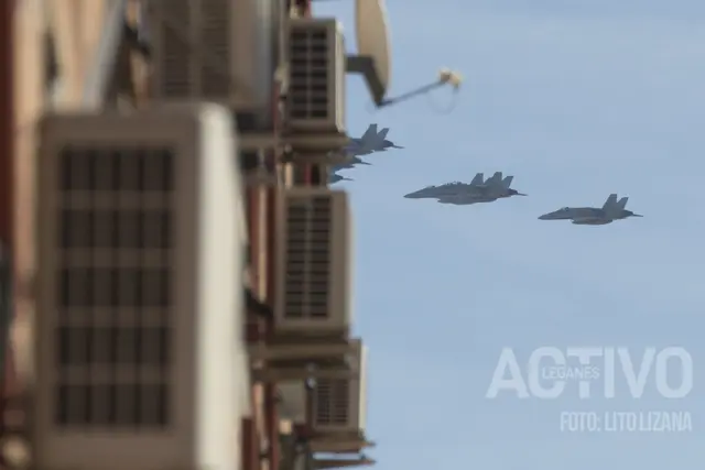 F-18, Eurofighter y Harrier sobrevuelan Leganés durante el desfile del 12 de octubre