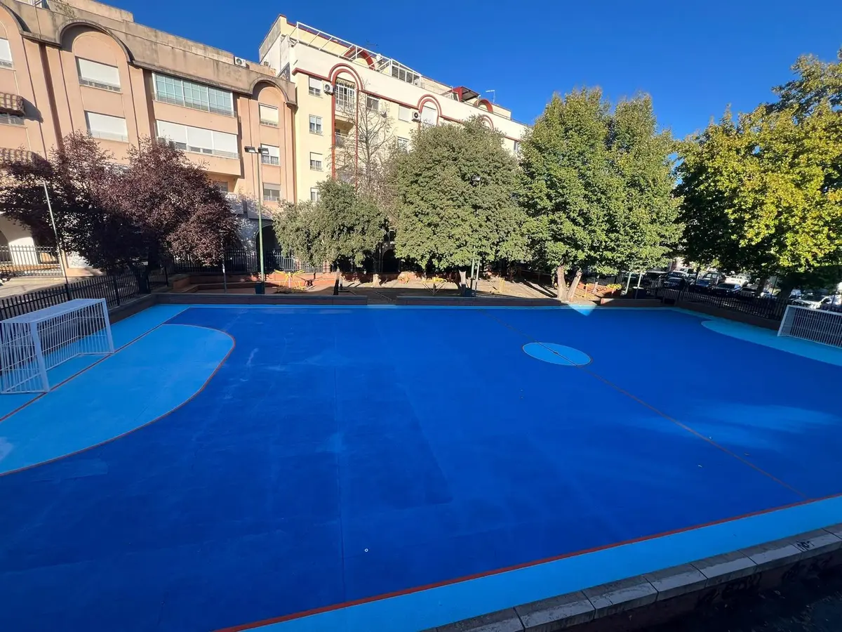 La pista de la Casa del Deporte recibe nuevas mejoras municipales