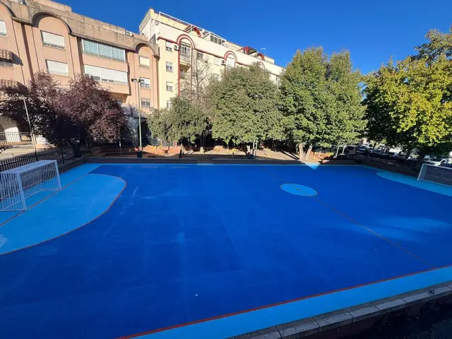 La pista de la Casa del Deporte recibe nuevas mejoras municipales