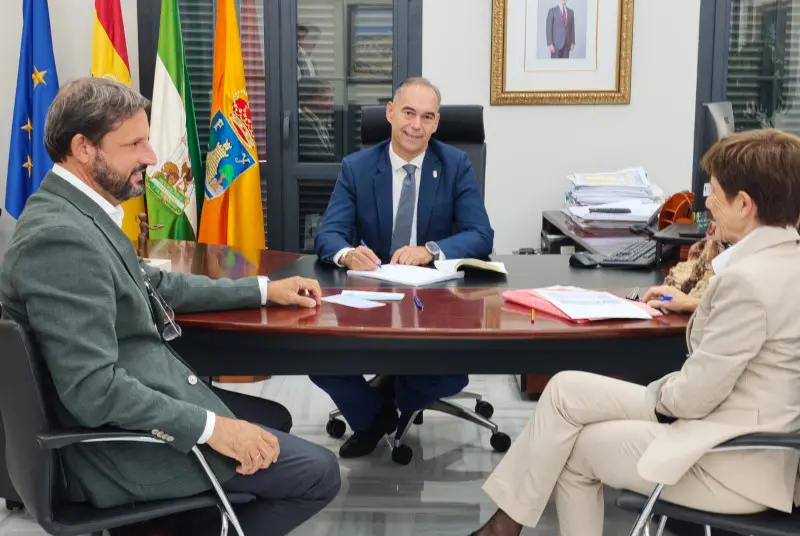 Benalmádena formaliza la venta del suelo de Rocas Blancas para vivienda protegida