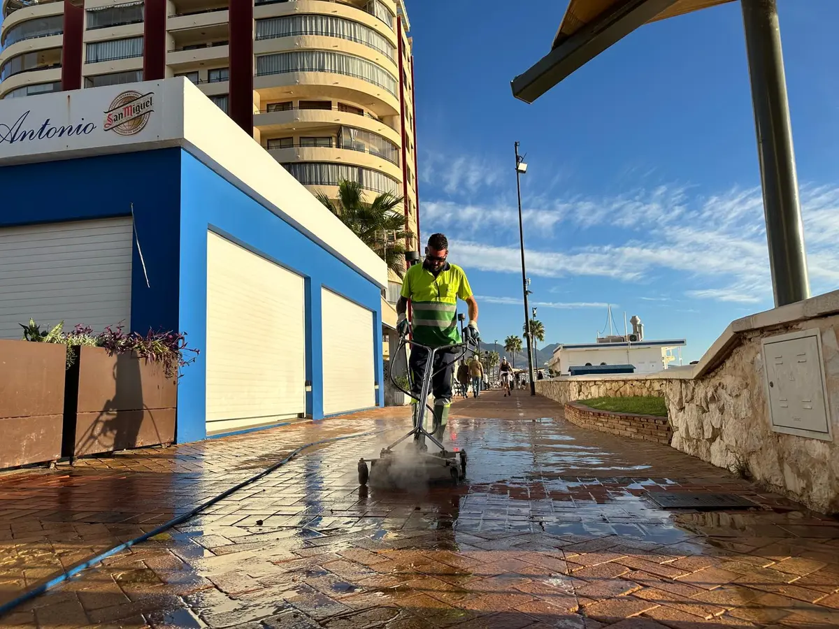Fuengirola aplica un tratamiento especializado contra las manchas difíciles